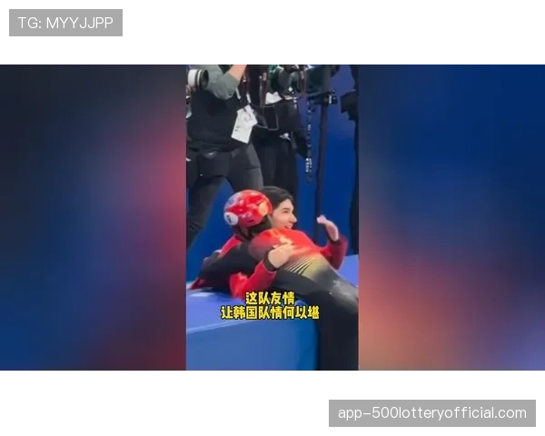 瞬间：科贝尔连续两次神扑后，队友上前紧紧拥抱